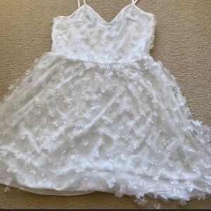 White Dress w/floral Appliqués (EUC)